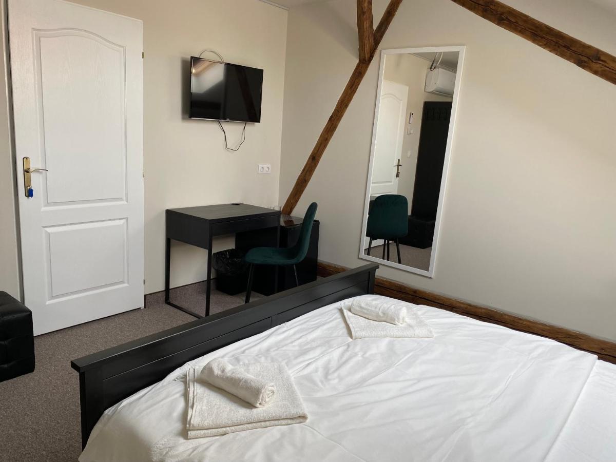 Boutique Rooms With Parking Oradea Zewnętrze zdjęcie