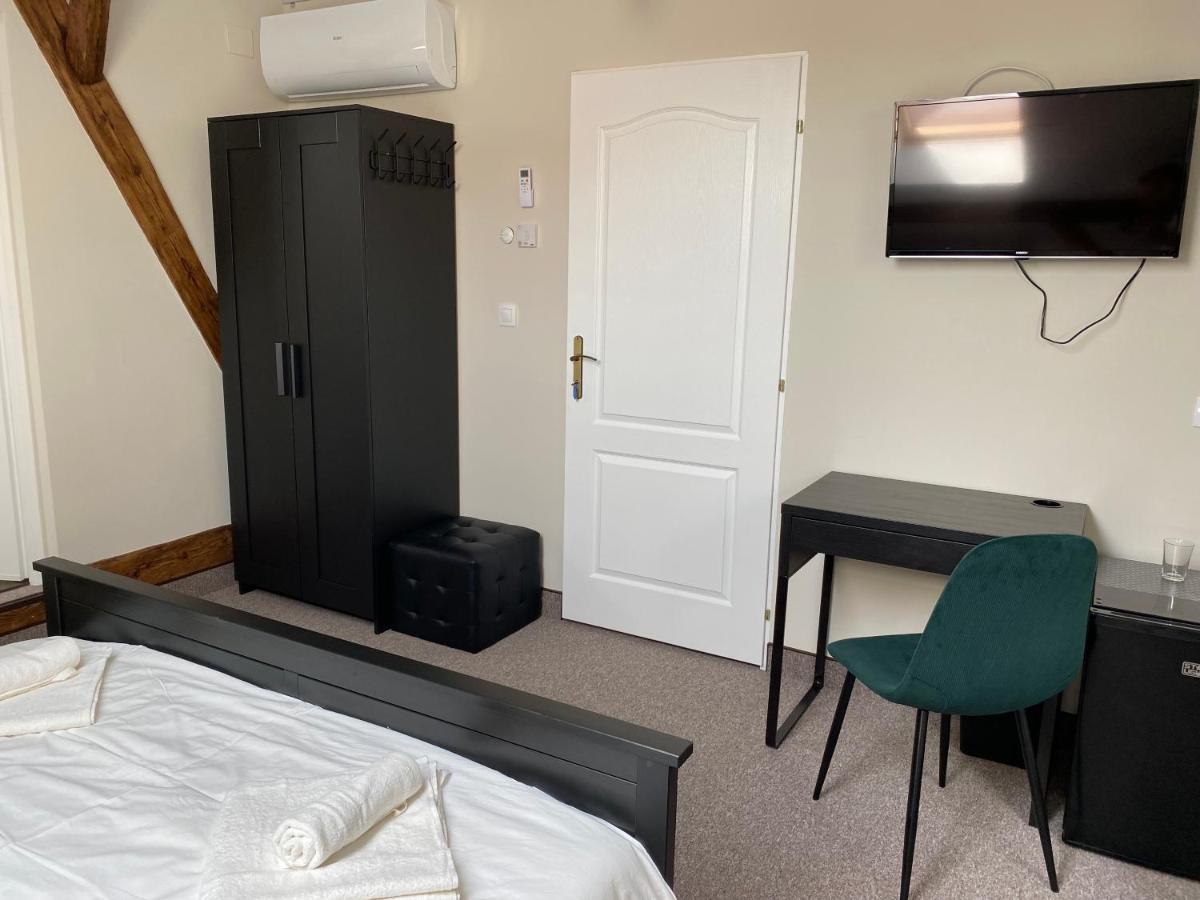 Boutique Rooms With Parking Oradea Zewnętrze zdjęcie