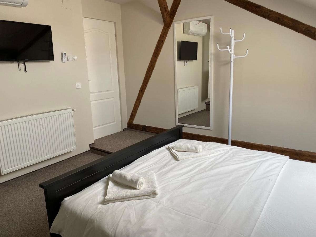 Boutique Rooms With Parking Oradea Zewnętrze zdjęcie